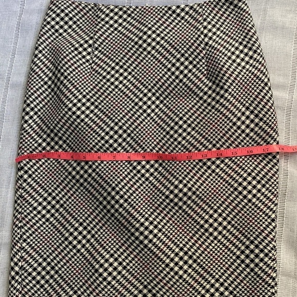 White House Black Market houndstooth pencil skirt. - Picture 10 of 13